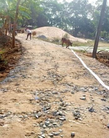 ରାସ୍ତାରେ ବାଲି ବଦଳରେ ପଡୁଛି ମାଟି : ଧାର୍ଯ୍ୟ ସମୟ ସରିଥିଲେ ମଧ୍ୟ ରାସ୍ତା କାର୍ଯ୍ୟ ସରୁନି