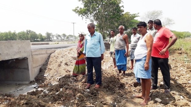 ବରହମପୁର-ଶିଆଳିଆ ଭାୟା ଦୋଳପଦୀ ପୂର୍ତ୍ତ ବିଭାଗ ରାସ୍ତା କାର୍ଯ୍ୟରେ ଅନିୟମିତତା : କାର୍ଯ୍ୟାନୁଷ୍ଠାନ ଦାବୀ କଲେ ଚାଷୀ