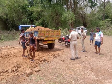 ସାଳନ୍ଦୀ ନଦୀରୁ ବେଆଇନି ବାଲି ଉଠାଣ 