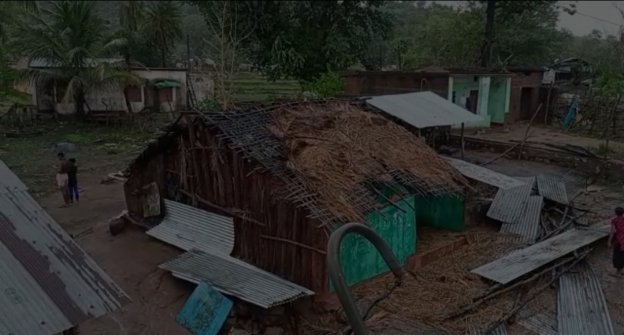 କାଳବୈଶାଖୀ ରେ ଉଡିଲା ଛପର