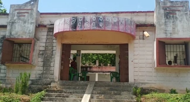  ସ୍କୁଲ ଅଫିସ କାର୍ଯ୍ୟାଳୟରେ ନିଆଁ ଲଗାଇ ପୋଡ଼ି ଦେଲେ ଦୃର୍ବୁତ୍ତ