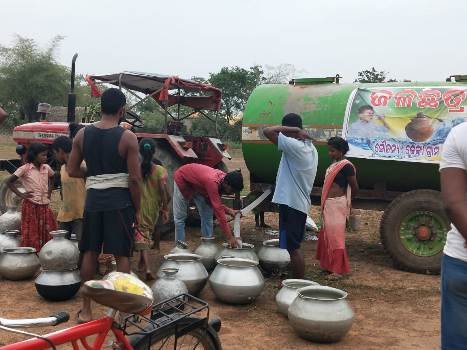 ଝଣଝଣା ଗ୍ରାମକୁ ଟ୍ୟାଙ୍କର ଯୋଗେ ପିଇବା ପାଣି ଯୋଗାଇଲେ ସରପଞ୍ଚ