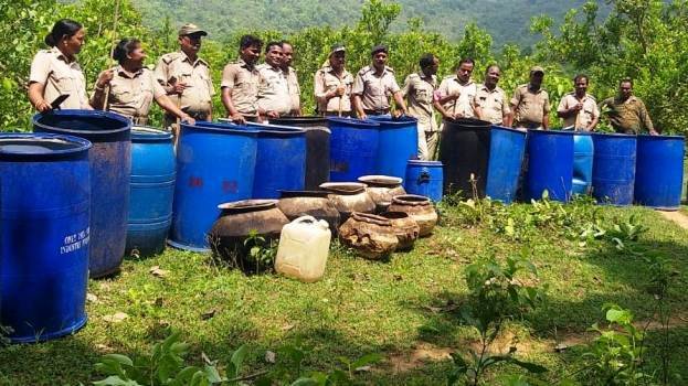 ୧୭୦ ଲିଟର ଚୋରା ଦେଶୀ ରନ୍ଧା ମଦ ଜବତ : ୩୭୦୦ଲିଟର ମହୂଲ ପୋଚ ନଷ୍ଟ : ଜଣେ ଗିରଫ 