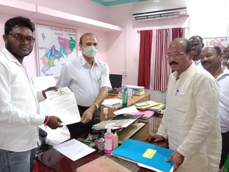 ଭିଏଲଡବ୍ଲ୍ୟଙ୍କୁ ବଦଳି ନେଇ ବିଡ଼ିଓଙ୍କୁ ଦାବିପତ୍ର ଦେଲା ଝାଡ଼ଖଣ୍ଡ ମୁକ୍ତି ମୋର୍ଚା