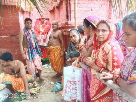 ସ୍ଵାମୀ ଙ୍କ ପାଇଁ ଦିନଟିଏ : ସାବିତ୍ରୀ ବ୍ରତ, ମନ୍ଦିର ରେ ମହିଳା ଙ୍କ ଭିଡ଼