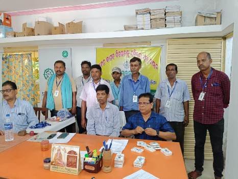 ଖବର କାଗଜ ବିତରକ ମାନଙ୍କୁ ପରିଚୟ ପତ୍ର ବଣ୍ଟନକଲେ ଜିଲ୍ଲା ସଂରଚନା ଓ ଲୋକସମ୍ପର୍କ ଅଧିକାରୀ