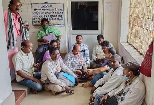 ସଭାଗୃହ କୁ ପଶିବାକୁ ବାରଣ କରି ହରଡଘଣା ରେ ପଡ଼ିଲେ ତିର୍ତ୍ତୋଲ ବିଡ଼ିଓ