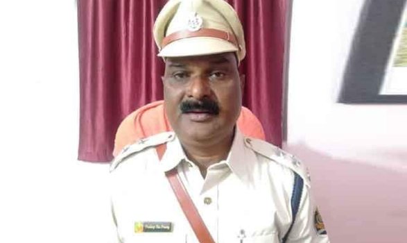 ରେଞ୍ଜ ଅଫିସ୍‌ରେ ବସି ମଦ ପିଉଛନ୍ତି ବନ ଅଧିକାରୀ