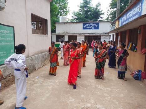 ମିଶନ ଶକ୍ତିର ମହିଳା ମାନଙ୍କୁ ଆତ୍ମ ସୁରକ୍ଷା ତାଲିମ ପ୍ରଦାନ...