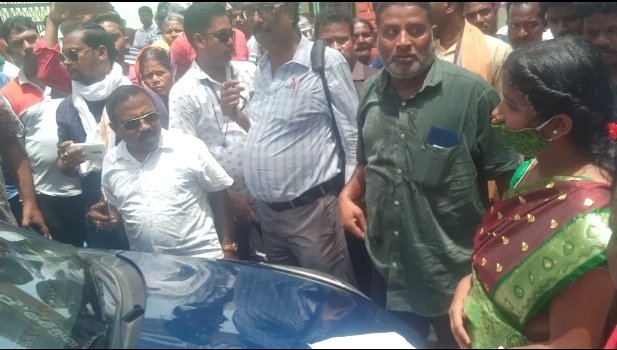 ସ୍ୱାମୀର ଦିତୀୟ ବିବାହକୁ ନେଇ ସ୍ତ୍ରୀ ଥାନାର ଦ୍ୱାରସ୍ଥ : ପୁଅ ପକ୍ଷଙ୍କୁ ରାସ୍ତାରେ ଘେରିଲେ ଝିଅ ପକ୍ଷ