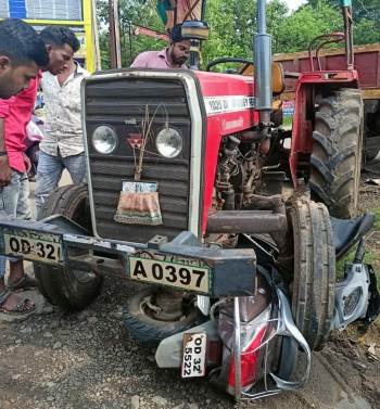 ସ୍କୁଟି ଉପରେ ଚଢ଼ିଗଲା ଟ୍ରାକ୍ଟର : ବନରକ୍ଷୀ ମୃତ୍ୟୁ