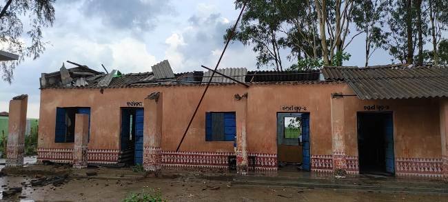 କାଳବୈଶାଖୀ ପ୍ରଭାବରେ ଗହିରା ସ୍କୁଲ ଛାତ ଉଠିଲା : ଦୁଇ ଛାତ୍ର ଆହତ