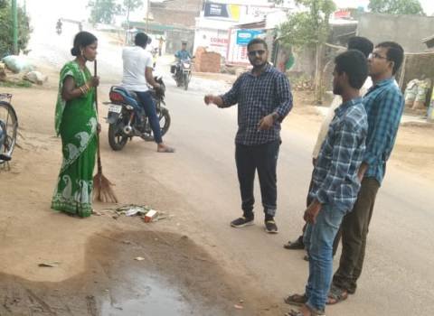  ରାତ୍ରିକାଳୀନ ସ୍ଵଚ୍ଛତା ପରିଦର୍ଶନ କଲେ କାର୍ଯ୍ୟ ନିର୍ବାହି ଅଧିକାରୀ : ସ୍ଵଚ୍ଛ କର୍ମଚାରୀଙ୍କୁ କଲେ ଉଚ୍ଚ ପ୍ରଶଂସା