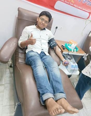 ଅସହାୟ ବ୍ୟକ୍ତି ଙ୍କୁ ରକ୍ତଦାନ କରି ଉଦାହରଣ ପାଲଟିଲେ ଚିନ୍ମୟ