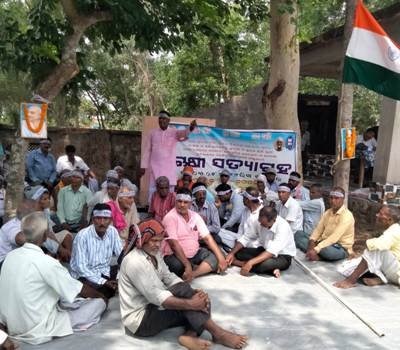 ତହସିଲ କାର୍ଯ୍ୟାଳୟ ସମ୍ମୁଖରେ ନବନିର୍ମାଣ କୃଷକ ସଂଗଠନର ଧାରଣା