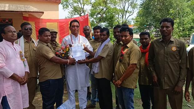 ୧୦ ଦଫା ଦାବି ନେଇ ରାଇରଙ୍ଗପୁର ବିଧାୟକଙ୍କୁ ଭେଟିଲେ ଓଡ଼ିଶା ଡ୍ରାଇଭର ମହାସଂଘର‌ କର୍ମକର୍ତ୍ତା