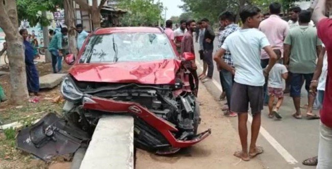 ବାଇକକୁ ଧକ୍କା ଦେଲା କାର : ବାଇକ ଚାଳକ ଗୁରତର 