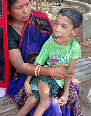 ଭିନ୍ନକ୍ଷମ ପୁଅ ପାଇଁ ସରକାରୀ ସହାୟତା ଯୋଗାଇଦେବାକୁ ଜିଲ୍ଲାପାଳଙ୍କୁ ମା’ର ନିବେଦନ