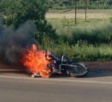 କାର ଧକ୍କା ଦେଲା ବାଇକକୁ : ଜାତୀୟ ରାଜପଥରେ ଜଳିଗଲା ବାଇକ