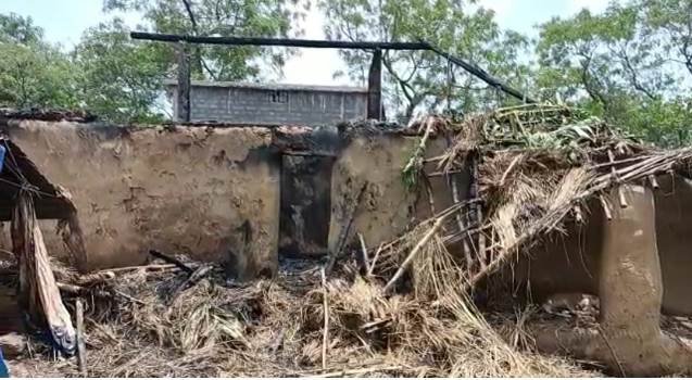 ପୁର୍ବ ବିବାଦକୁ ନେଇ ଝଣଝଣା ଗାଁରେ ମା ପୁଅଙ୍କୁ ମାଡ : ଘରପୋଡି