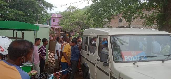 ଜବର ଦଖଲ ଜମି ବିବାଦକୁ ନେଇ ଅଡବା ଗ୍ରାମବାସୀ ରାଜସ୍ଵ ନିରୀକ୍ଷକଙ୍କ କାର୍ଯ୍ୟାଳୟରେ ପକାଇଲେ ତାଲା