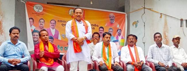 ମୋଦି ସରକାରଙ୍କ ୮ବର୍ଷ ପୂର୍ତ୍ତୀ ଉପଲକ୍ଷେ ବିଜେପି କୃଷକ ମୋର୍ଚ୍ଚା ତରଫରୁ ବୃକ୍ଷରୋପଣ ଓ ହିତାଧିକାରୀ କୃଷକ ସମାବେଶ