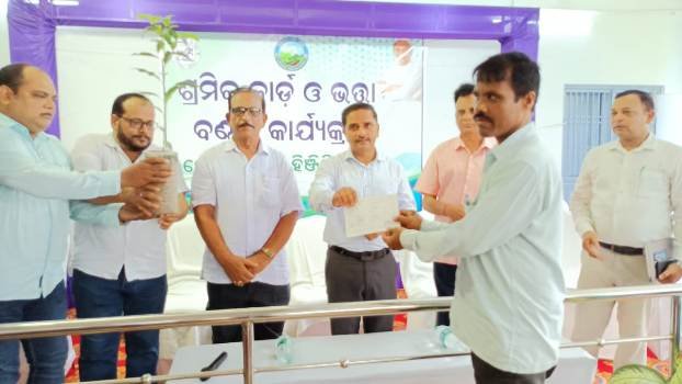 ପୈାର ପ୍ରଶାସନ ପକ୍ଷରୁ ଭତ୍ତା ଓ ଶ୍ରମିକ କାର୍ଡ ବଣ୍ଟନ