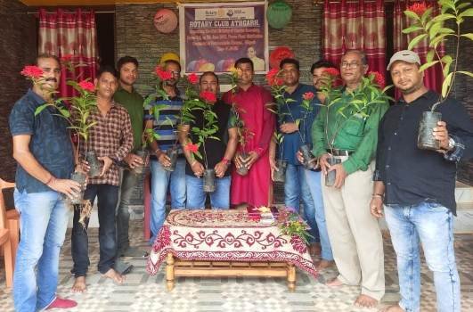 ରୋଟାରୀ କ୍ଲବ ଆଠଗଡ଼ ପକ୍ଷରୁ ବିଶ୍ୱ ପରିବେଶ ଦିବସରେ ପୁଷ୍ପଚାରା ବଣ୍ଟନ
