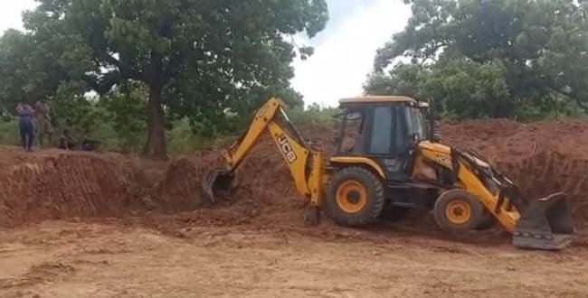 ଶ୍ରମିକ ବଦଳରେ ମେସିନ୍ କରୁଛି କାମ : ଠିକାଦାର ଓ ବିଭାଗୀୟ ଅଧିକାରୀଙ୍କ ମଧ୍ୟରେ ମଧୁଚନ୍ଦ୍ରିକା