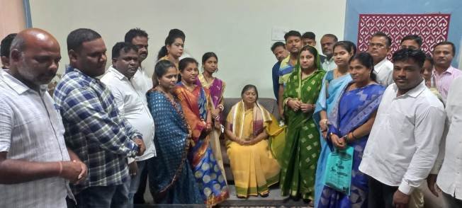 ସର୍କିଟ ହାଉସ ଠାରେ ରାଜ୍ୟ ଗୃହ ଓ ନଗର ଉନ୍ନୟନ ବିଭାଗର ମନ୍ତ୍ରୀଙ୍କୁ ସମ୍ବର୍ଦ୍ଧନା ପ୍ରଦାନ