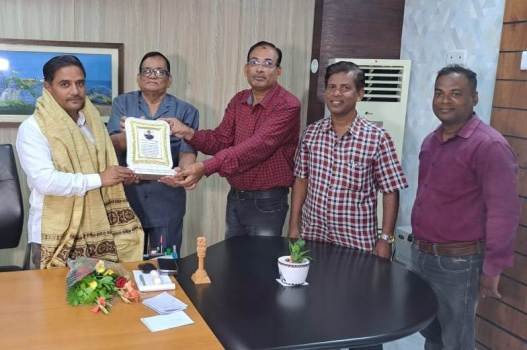 ଅଭିମନ୍ୟୁ ଫାଉଣ୍ଡେସନ୍ ପକ୍ଷରୁୁ ଗଞ୍ଜାମ ଜିଲ୍ଲାପାଳଙ୍କୁ ସମ୍ବର୍ଦ୍ଧନା ପ୍ରଦାନ