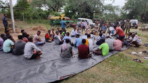 ପ୍ରଶାସନର ଉପସ୍ଥିତିରେ ସମାଧାନ ବାଟ ନ ମିଳିବାରୁ ସାମାଜିକ ବାସନ୍ଦ ହୋଇ ଗ୍ରାମ ଛାଡ଼ିଲେ ପରିବାର