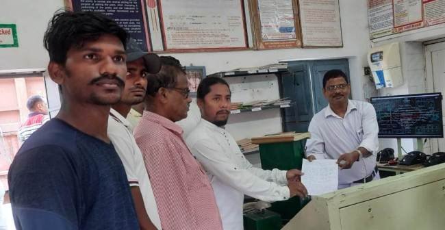 ଅଗ୍ନିପଥ ସ୍କିମକୁ ବିରୋଧ କରି ଛତ୍ରପୁର ରେଲୱେ ଷ୍ଟେସନକୁ ଘେରିଲେ ପରୀକ୍ଷାର୍ଥୀ  ଯୁବକ : ସରକାର ନିଷ୍ପତ୍ତିକୁ ପ୍ରତ୍ୟାହାର ନକଲେ ଆଗକୁ ଆନ୍ଦୋଳନ ଜୋରଦାର 