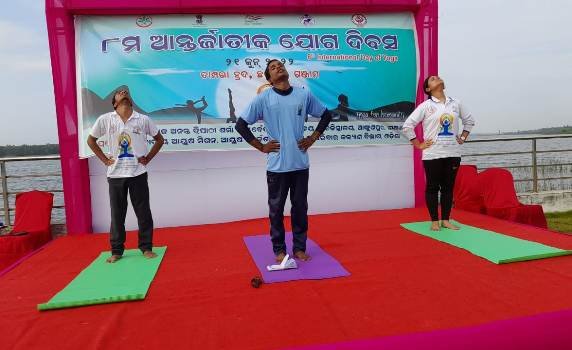 ତାମ୍ପରା ଠାରେ ଅଷ୍ଟମ ଆନ୍ତର୍ଜାତୀୟ ଯୋଗ ଦିବସ ପାଳିତ : ଯୋଗ ଦେଲେ ଆୟୁଷ ମହାବିଦ୍ୟାଳୟର ଛାତ୍ରଛାତ୍ରୀ