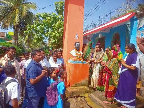 ସାନଖେମୁଣ୍ଡି ରେ ଗୋପବନ୍ଧୁନଗର ବାସୀ ପୁଣ୍ୟାତ୍ମା ଗୋପବନ୍ଧୁ ଙ୍କୁ ପୁଷ୍ପମାଲ୍ୟ ଅର୍ପଣ