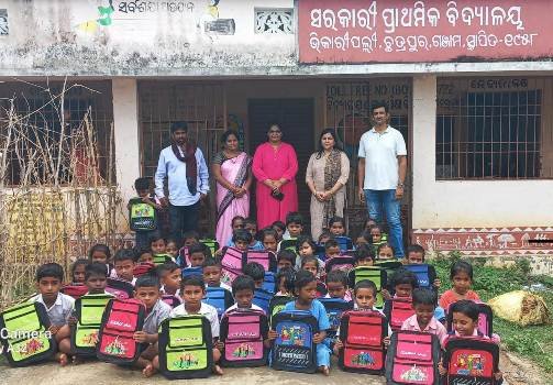 ରୋଟାରୀ କ୍ଲବ ଛତ୍ରପୁର ପକ୍ଷରୁ ବହି ବସ୍ତାନି ବଣ୍ଟନ