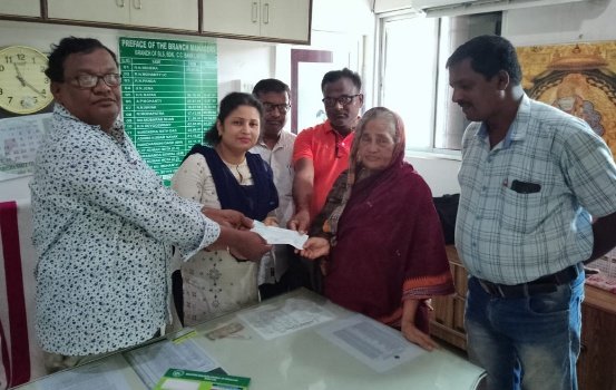 ମୃତ ଚାଷୀଙ୍କ ପରିବାରକୁ ବିମାରାଶି ପ୍ରଦାନ