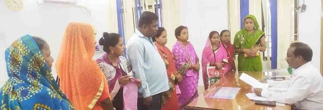 ଯୋଗ୍ୟତା ପ୍ରମାଣପତ୍ର ଥାଇବି ଭୂମିହୀନ ଙ୍କୁ ମିଳିଲା ନାହିଁ ଜମିପଟା