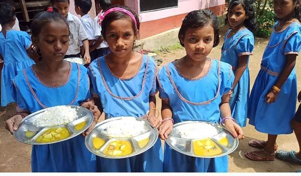 ମଧ୍ୟାହ୍ନ ଭୋଜନରେ ପୃଷ୍ଟିକର ଖାଦ୍ୟ ପାଲଟିଛି ପ୍ରହସନ, ପିଲା ଖାଉଛନ୍ତି ହଳଦି ପାଣି 