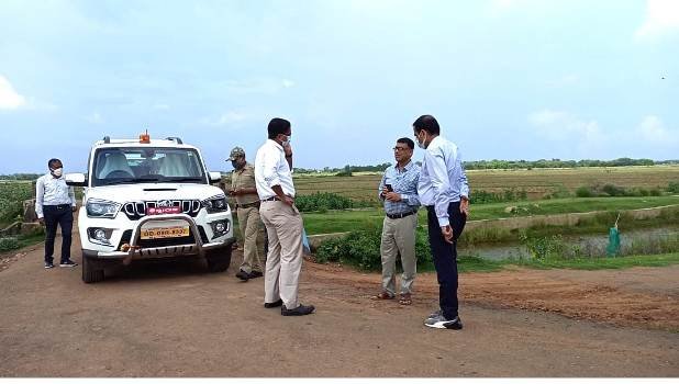 ପୁନଃ ରାସ୍ତା ନିର୍ମାଣ ଲାଗି ମରୈଗାଁ-ବଳିପୁର ନଦୀବନ୍ଧ ରାସ୍ତା  ପରିଦର୍ଶନ କଲେ ଜିଲ୍ଲାପାଳ
