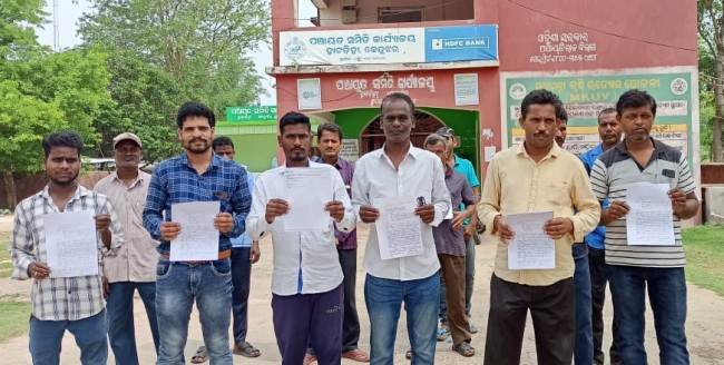 ମତାବାଜ ଗ୍ରାମରେ ମେସିନି କରୁଛି ମନରେଗା କାର୍ଯ୍ୟ : ଗ୍ରାମବାସୀଙ୍କ ପକ୍ଷରୁ ବିଡିଓଙ୍କୁ ଦାବିପତ୍ର