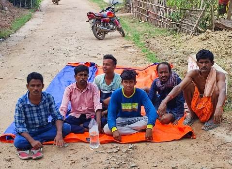 ରାସ୍ତା କାର୍ଯ୍ୟ ନିମ୍ନମାନର : ତଦନ୍ତ ଦାବୀରେ ରାସ୍ତାରେ ବସିଲେ ଗ୍ରାମବାସୀ