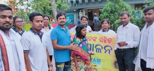 ନିରାଶ୍ରୟ ଓ ଅସହାୟଙ୍କୁ ସହାୟତା କଲା ଶିବମ କମ୍ପ୍ୟୁଟର ଅନୁଷ୍ଠାନ