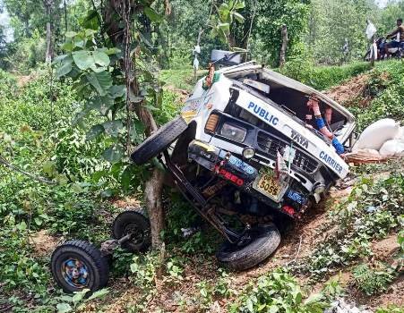 ନାବଡା ଘାଟିରେ ମିନିଟ୍ରକ ଦୁର୍ଘଟଣା, ଅଳ୍ପକେ ବର୍ତ୍ତିଲେ ଚାଳକ ଓ ହେଲପର