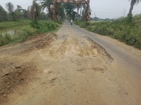ଭାରିଯାନ ଚଳାଚଳ ଦ୍ୱାରା ରାସ୍ତା ନଷ୍ଟ ହେଉଛି