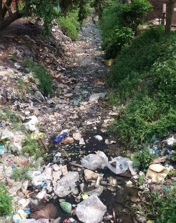 କେନାଲ ପାଲଟିଛି ଡମ୍ପିଂୟାଡ : ଚାଷୀ କେନାଲ ପାଣି ପାଇବା ନେଇ ଆଶଙ୍କା