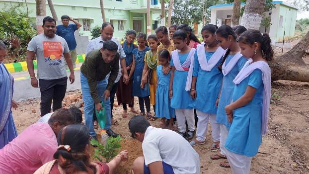 ଚମାଖଣ୍ଡି ହାଇସ୍କୁଲରେ ବୃକ୍ଷ ରୋପଣ କାର୍ଯ୍ୟକ୍ରମ ଅନୁଷ୍ଠିତ