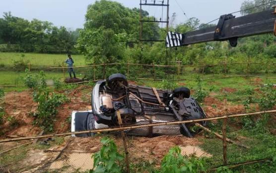 ବିଦ୍ୟୁତ ଖୁଣ୍ଟରେ ପିଟିହେଲା କାର୍‌ : ଏସ୍‌ଡିଜେଏମ୍‌ଙ୍କ ମୃତ୍ୟ