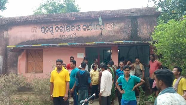 ରାଜସ୍ୱ ନୀରିକ୍ଷକ ଙ୍କ କାର୍ଯ୍ୟାଳୟ ରୁ ମିଳିଲା ମଦବୋତଲ ଓ ଆପତ୍ତିଜନକ ସାମଗ୍ରୀ