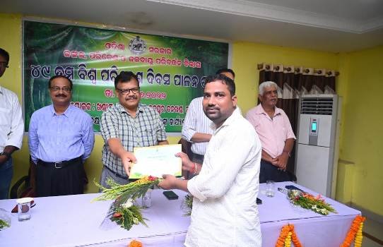 ପୂର୍ବତନ ସରପଞ୍ଚ ସନ୍ତୋଷ ରେଡ୍ଡୀଙ୍କୁ ପ୍ରକୃତି ବନ୍ଧୁ ସମ୍ମାନ